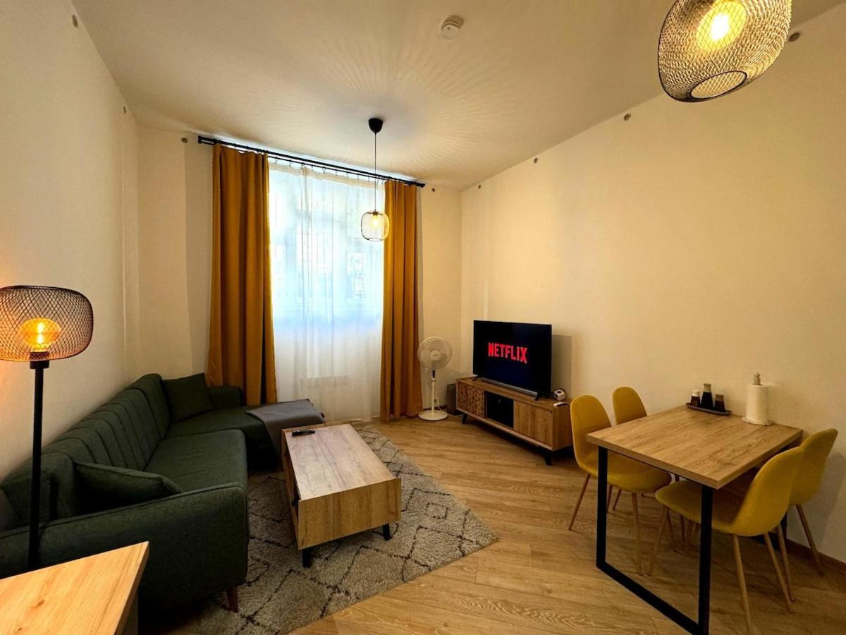 Modern In The Heart Of Vrsovice Apartment *